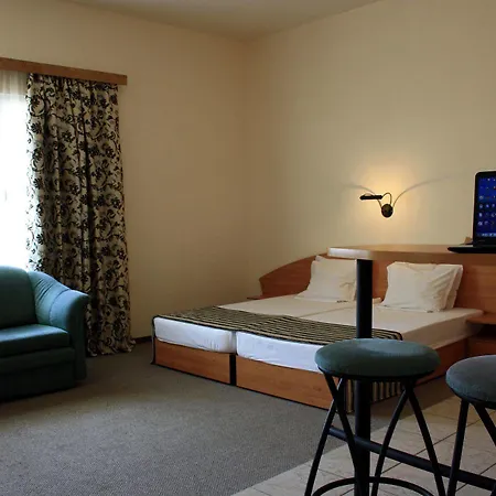 Lotus Family - Free Parking Hotel